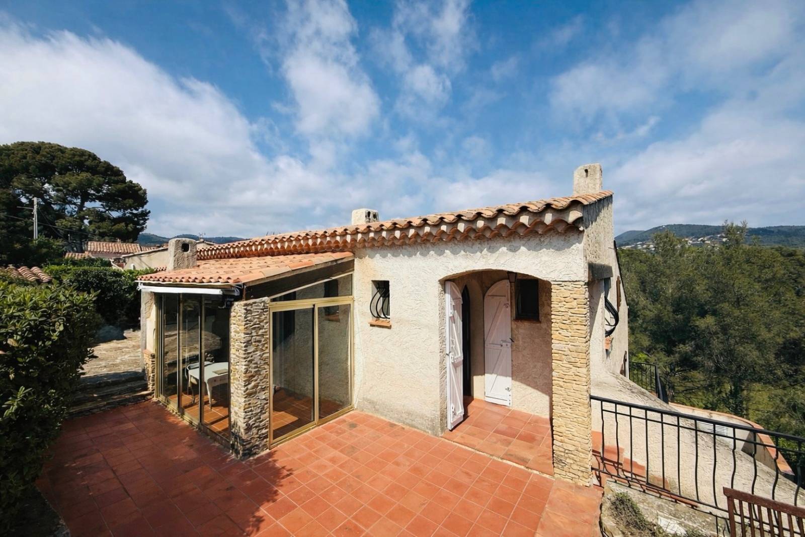 VENTE MAISON TRADITIONNELLE AVEC STUDIO INDÉPENDANT ET JARDIN À LA CIOTAT