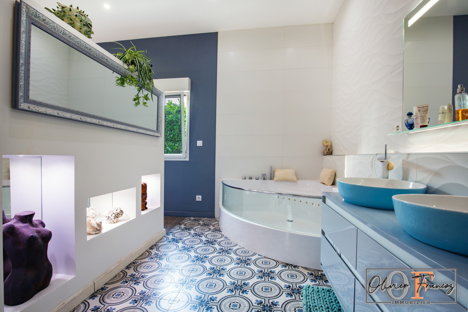 * VENTE VILLA AVEC PISCINE ET JARDIN PAYSAGER AU CŒUR DE LA CIOTAT