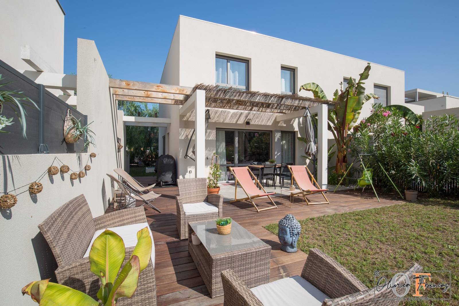 Villa récente et jardin