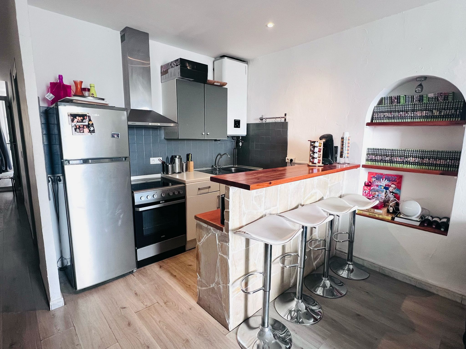 Cuisine ouverte sur le séjour dans un appartement à la Ciotat