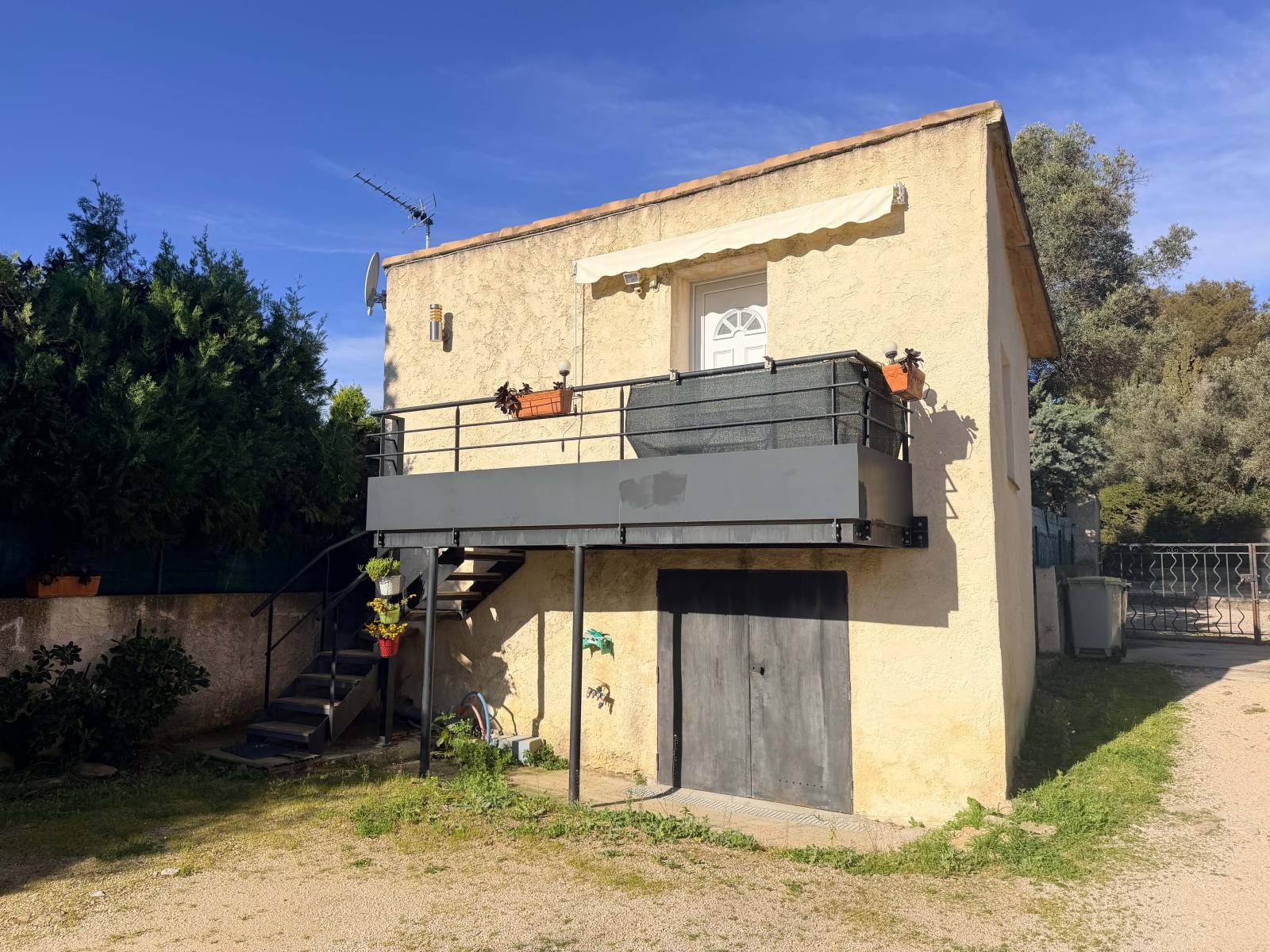 La Ciotat proche plages : maison de villégiature avec terrasse 30 m² et dépendance