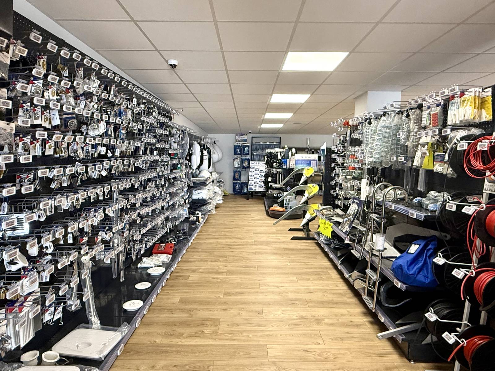 * VENTE COMMERCE - MAGASIN D'ACCASTILLAGE SUR LE PORT DE LA CIOTAT