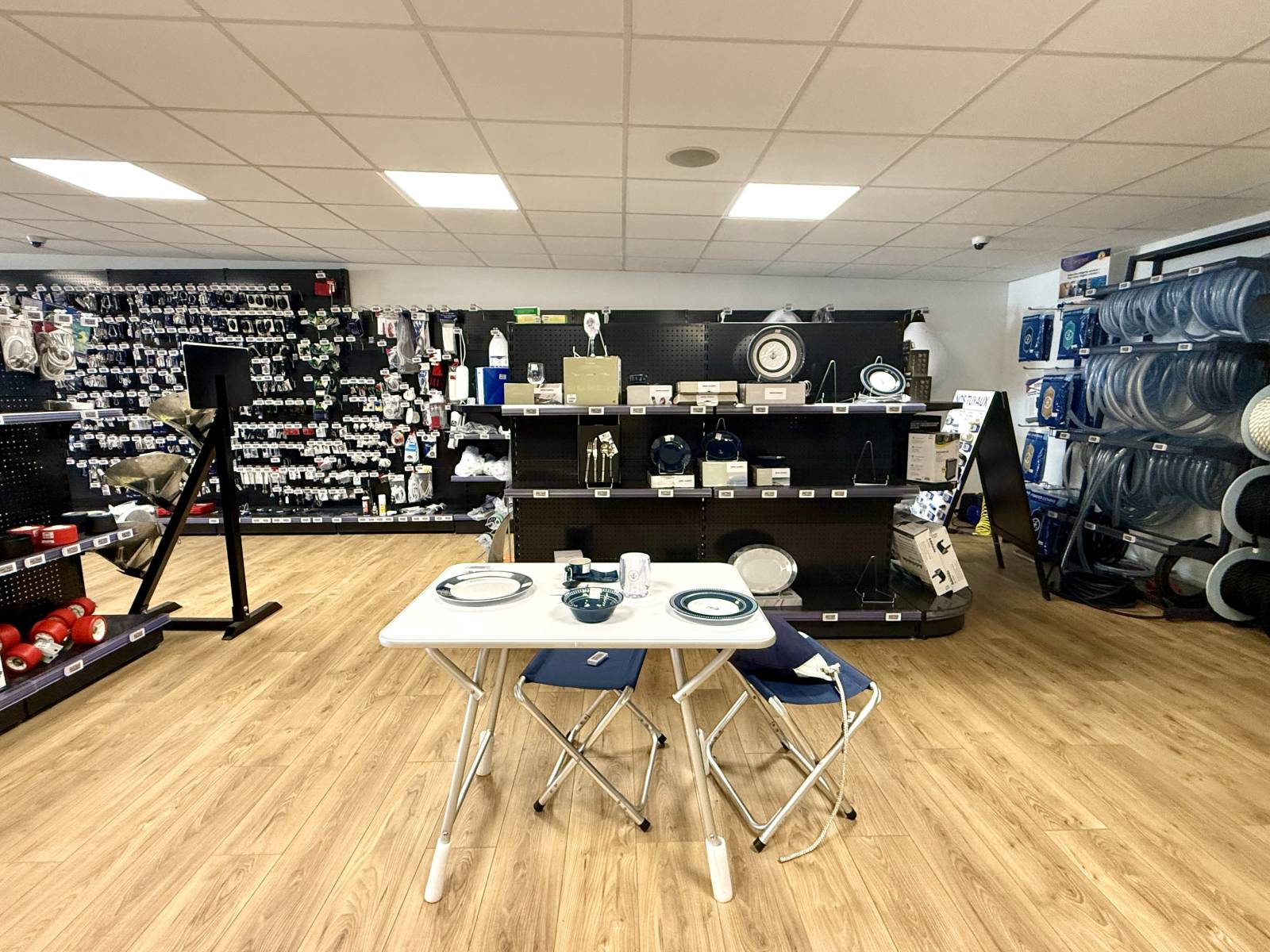 * VENTE COMMERCE - MAGASIN D'ACCASTILLAGE SUR LE PORT DE LA CIOTAT