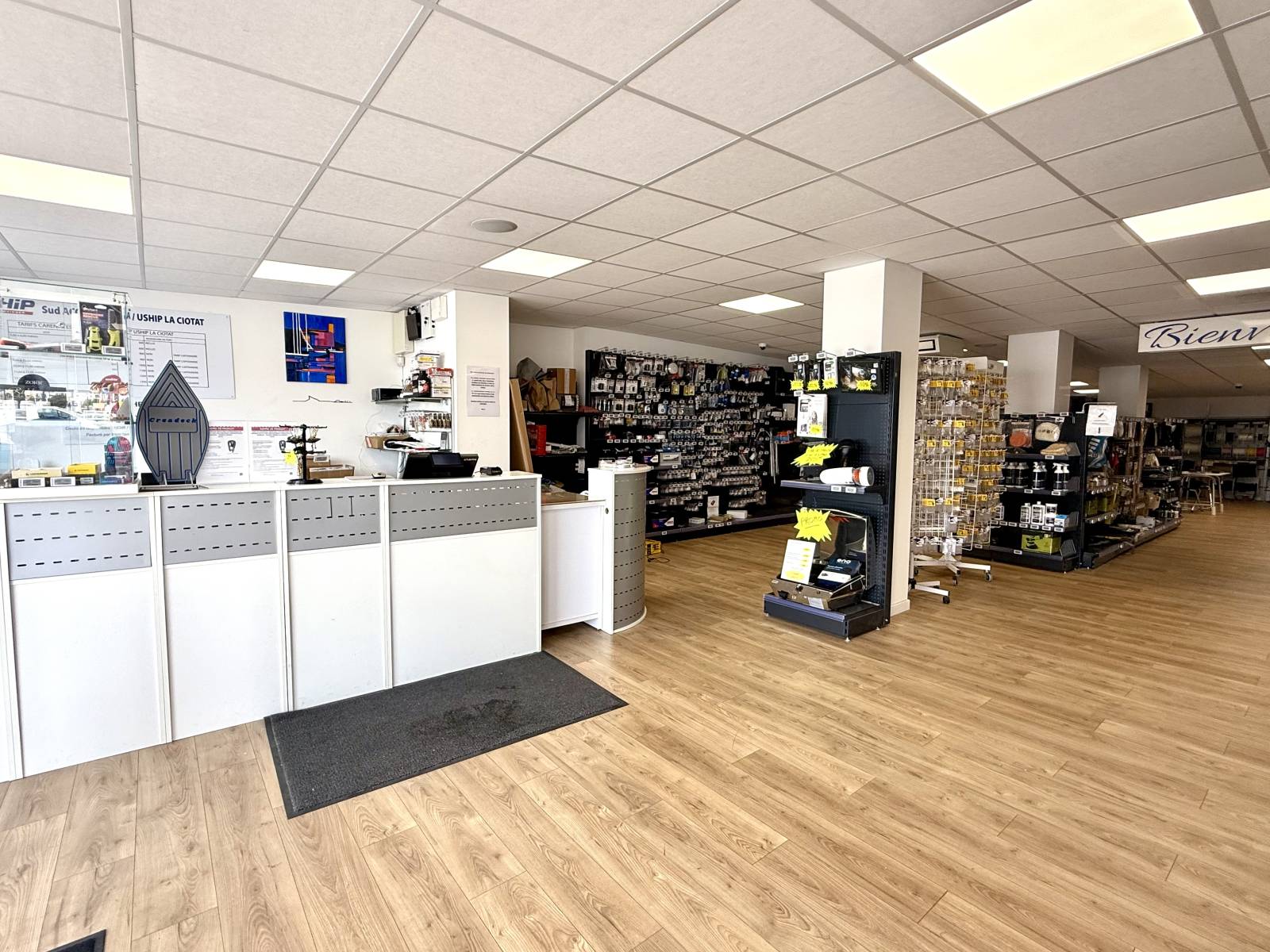 * VENTE COMMERCE - MAGASIN D'ACCASTILLAGE SUR LE PORT DE LA CIOTAT