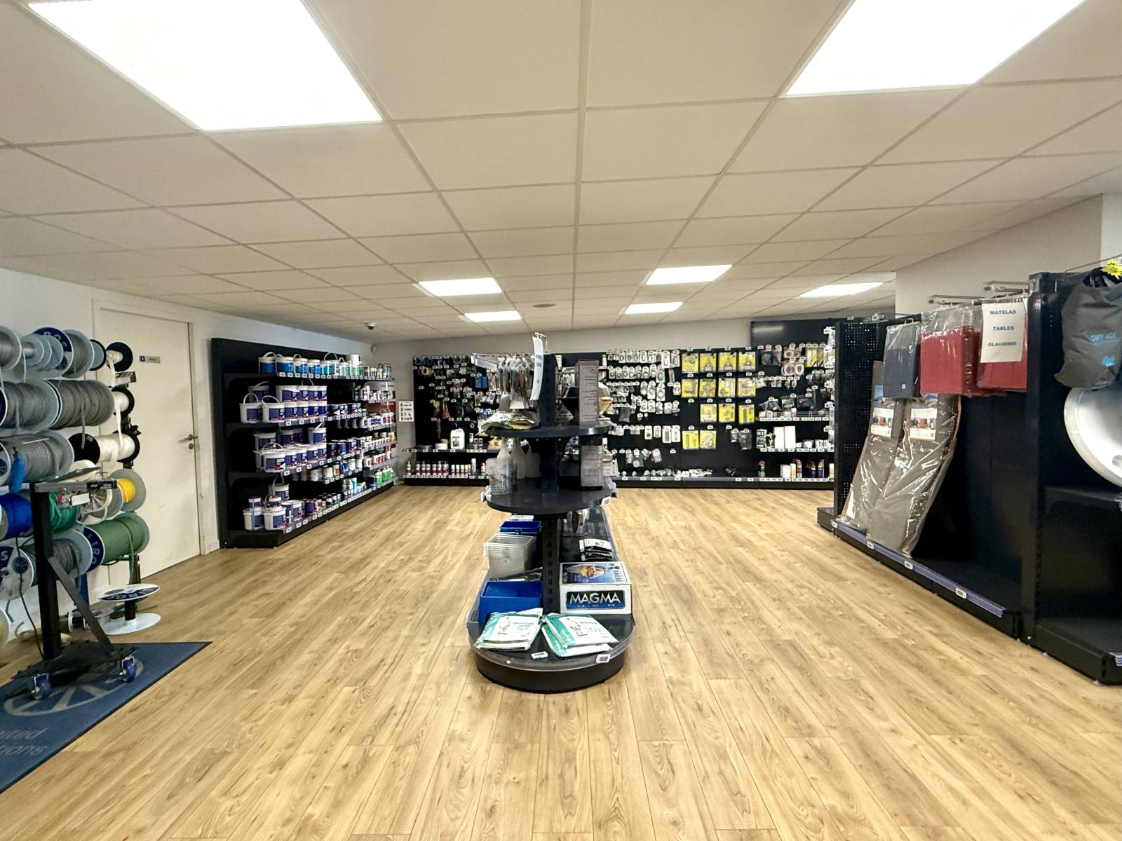 * VENTE COMMERCE - MAGASIN D'ACCASTILLAGE SUR LE PORT DE LA CIOTAT