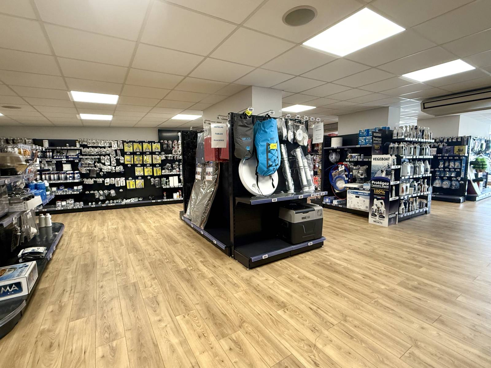 * VENTE COMMERCE - MAGASIN D'ACCASTILLAGE SUR LE PORT DE LA CIOTAT