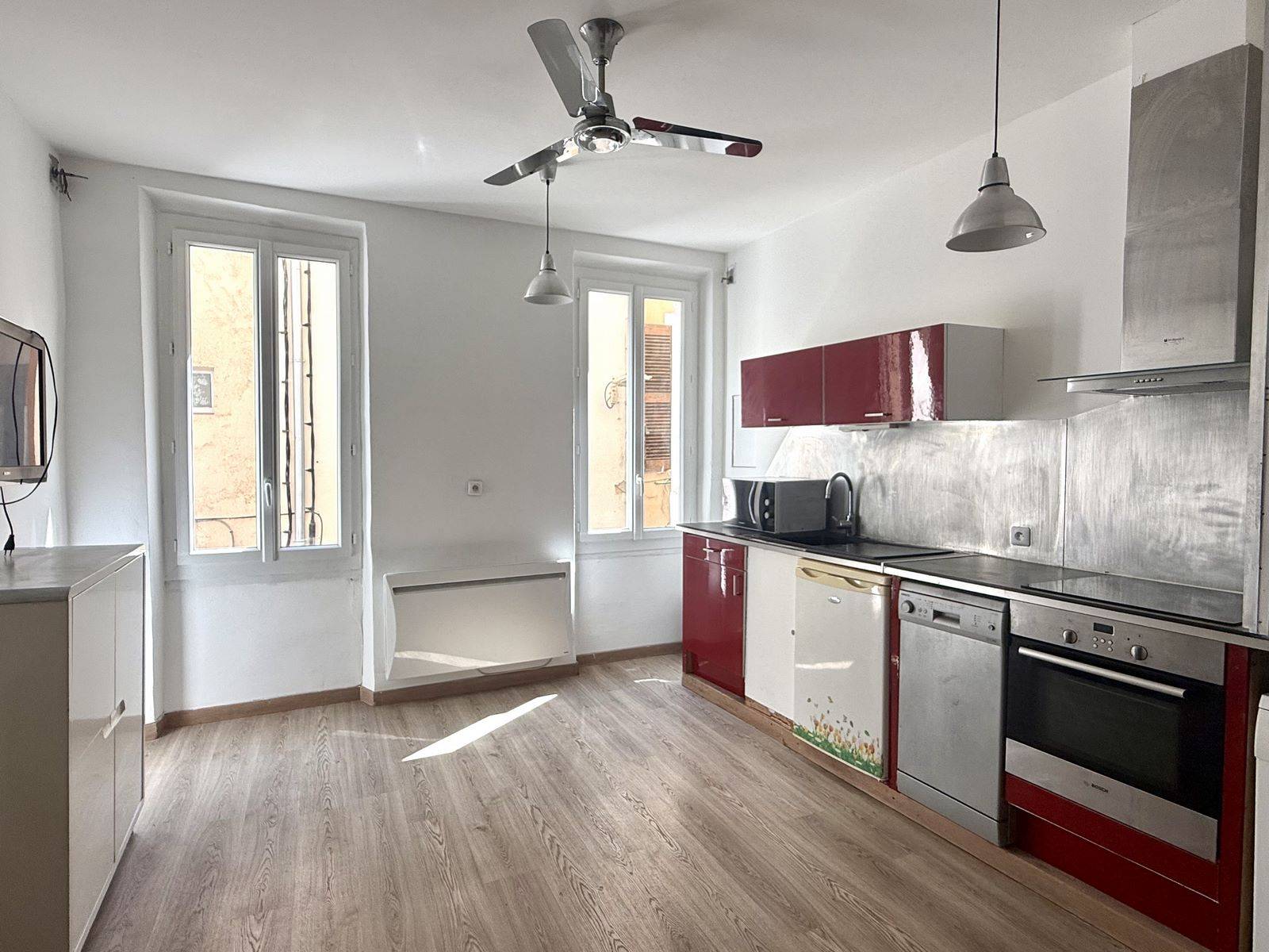 À La Ciotat, Appartement au Fort Potentiel avec Chambre en Alcôve