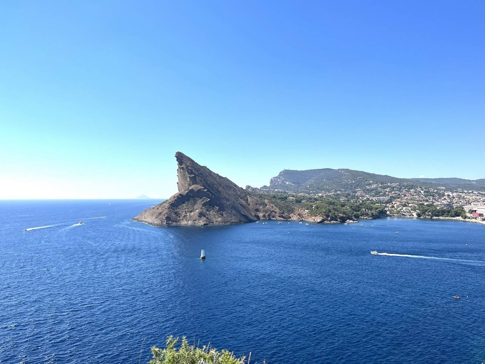 VENDU VILLA RÉCENTE AVEC JARDIN ET GARAGE SITUÉE DANS UN LOTISSEMENT À LA CIOTAT