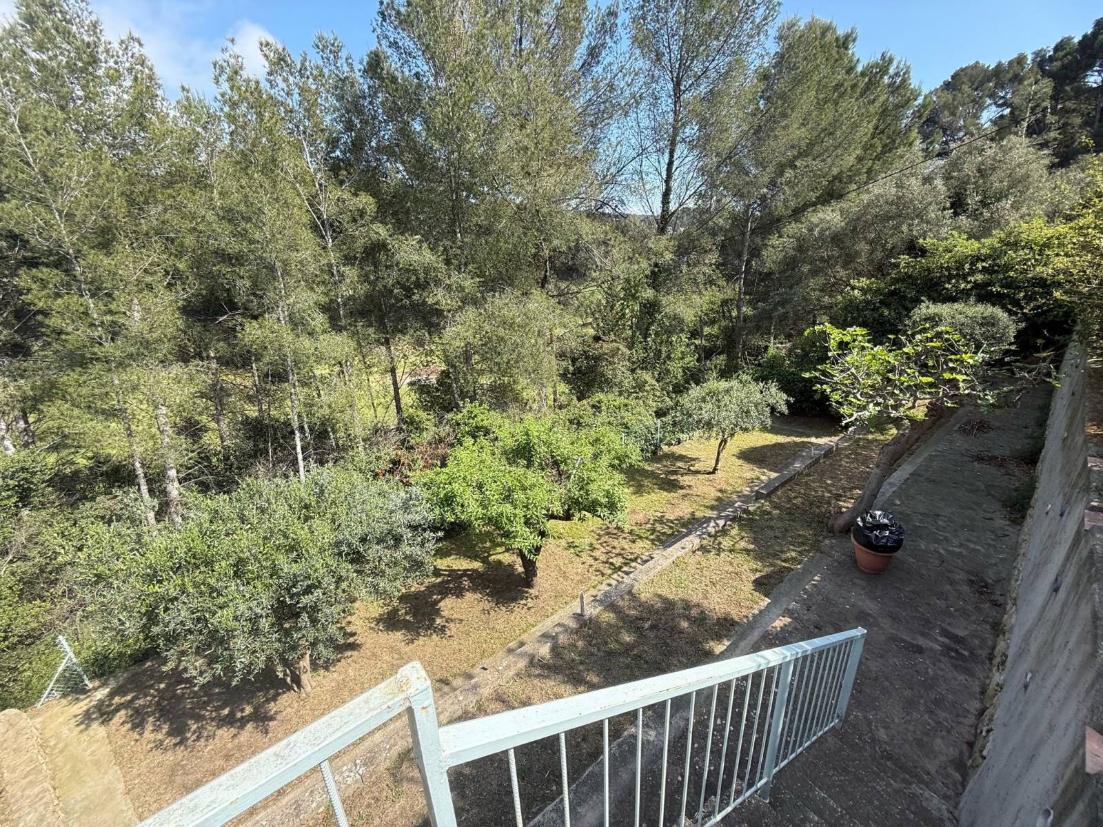 MAISON TRADITIONNELLE AVEC JARDIN ATTENANT ET STUDIO À LA CIOTAT