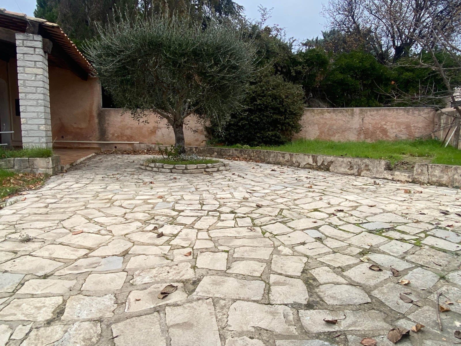 A L’ACHAT UN HAUT DE VILLA AVEC JARDIN PROCHE DU CENTRE-VILLE DE CEYRESTE