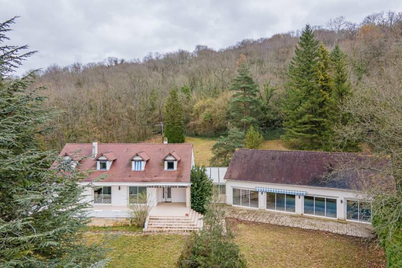 VENDU EN EXCLUSIVITÉ EN 30 JOURS : MAISON DE 250 M² AVEC PISCINE INTERIEURE NICHEE DANS UN PARC DE VERDURE DE 4 000 M² SITUEE A LA CIOTAT