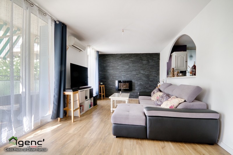 APPARTEMENT DE TYPE 5 AVEC BALCON DANS UNE RÉSIDENCE AVEC UN PARC CAVE ET PLACE DE PARKING PROCHE DES CALANQUES SITUÉ À LA CIOTAT