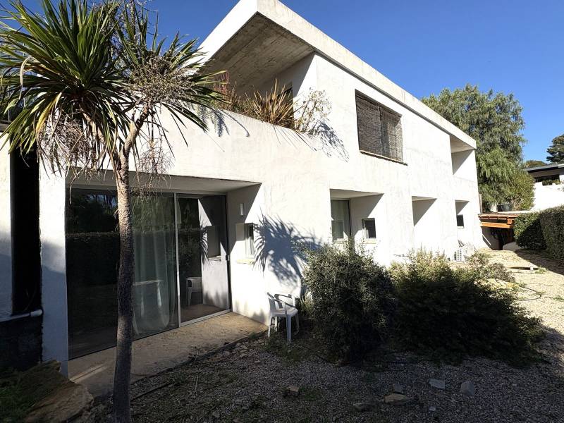 Location d'une villa haut de gamme avec piscine et jardin paysager à Saint-Cyr-sur-Mer