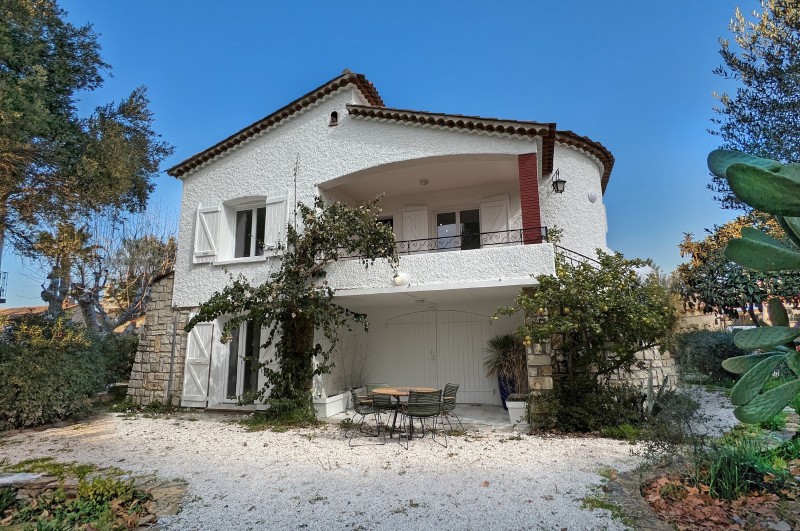 Estimation Exclusive en 90 Jours : Maison de Caractère Rénovée avec Jardin de 650 m² à Saint-Cyr-sur-Mer