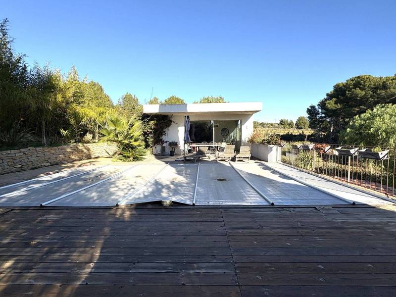 LOUE EN 30 JOURS : VILLA DE HAUT STANDING  AVEC PISCINE ET JARDIN PAYSAGE DANS LOTISSEMENT PRIVE A SAINT-CYR-SUR-MER