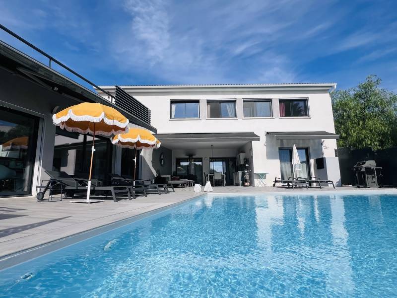 Vente Villa de Prestige en Front de Mer avec Piscine et Terrasse à La Ciotat
