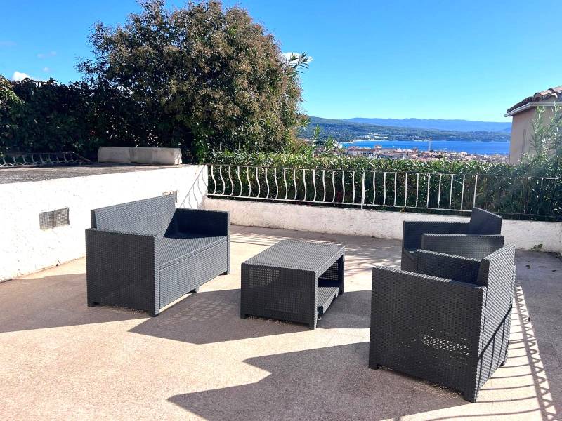 Appartement Type 3 en Rez-de-Jardin à La Ciotat : Profitez d'une Terrasse avec Vue Mer