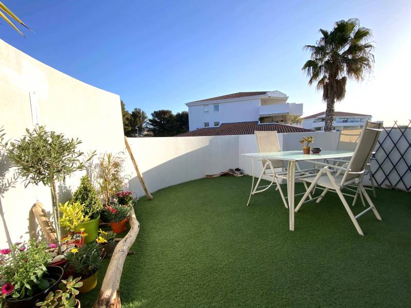 Appartement T3 avec terrasse et place de parking à vendre à La Ciotat, quartier résidentiel de Roumagoua.