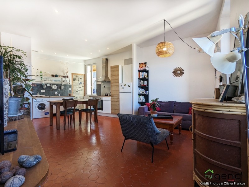 VENDU EN EXCLUSIVITÉ EN 20 JOURS : APPARTEMENT DE TYPE 3 ENTIÈREMENT RÉNOVÉ DANS UNE PETITE COPROPRIÉTÉ SITUÉ PROCHE DU CENTRE-VILLE DE LA CIOTAT