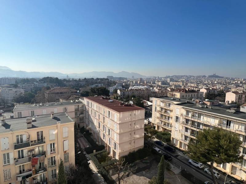 - ACHETER UN APPARTEMENT DE TYPE 3 AVEC VUE SUR MARSEILLE EN 10E ETAGE AVEC ASCENSEUR ET PARKING