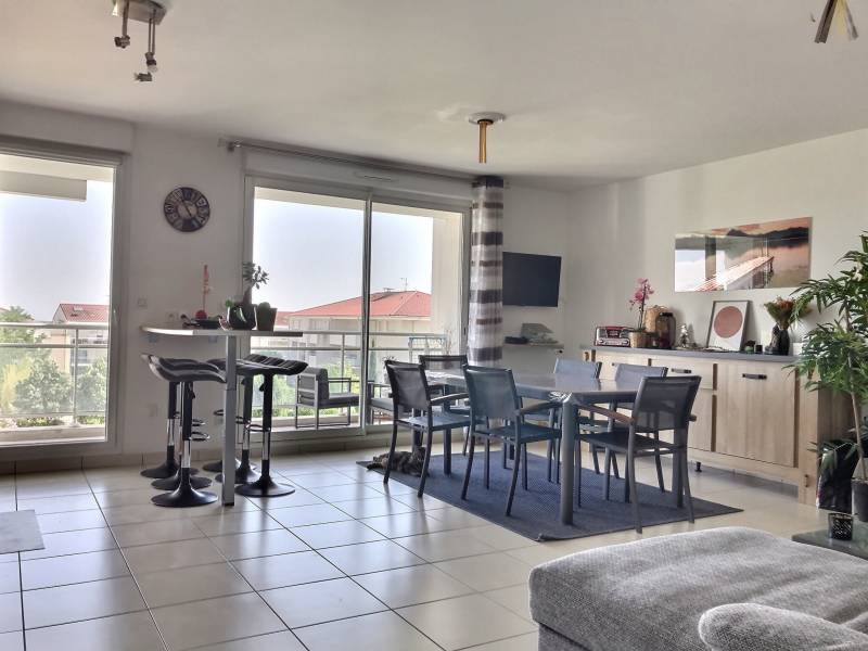 - VENTE D'UN APPARTEMENTDE TYPE 3 AVEC ASCENSEUR ET PARKING SOUTERRAIN DANS INE PETITE COPROPRIETE A LA CIOTAT