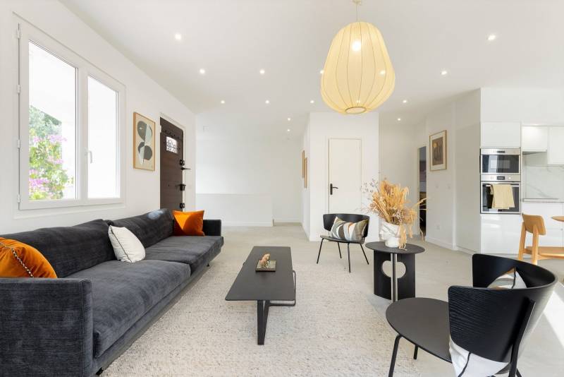 À VENDRE VILLA DE 200 M2 AVEC POSSIBILITÉ DE DIVISER EN 2 APPARTEMENTS AVEC JARDIN ET GARAGE SITUÉE À SAINT-CYR-SUR-MER