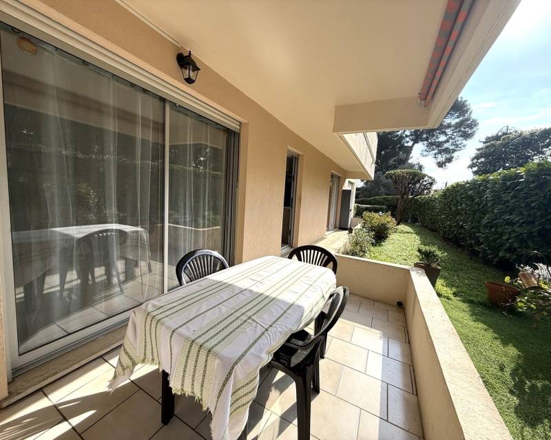 ente Appartement Type 2 avec Terrasse dans une Résidence Verdoyante et Sécurisée au Cannet
