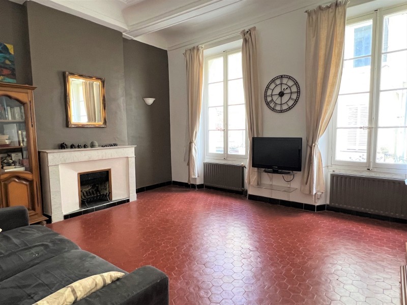 - VENDU EN EXCLUSIVITÉ EN 85 JOURS APPARTEMENT DE TYPE 3 AVEC UNE COUR INTÉRIEURE AUX PRESTATIONS TRADITIONNELLES DANS LE CŒUR DU CENTRE-VILLE DE LA CIOTAT