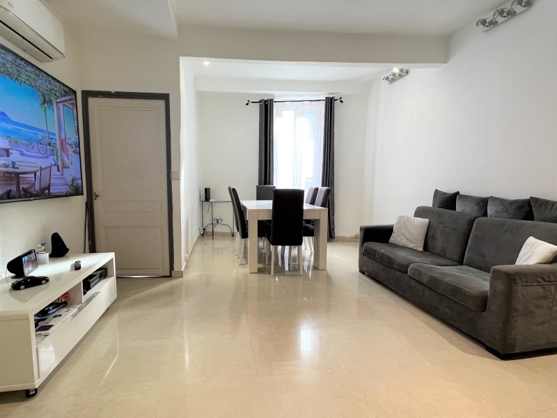 À L’ACHAT : APPARTEMENT EN REZ-DE-CHAUSSÉE ENTIÈREMENT RÉNOVÉ AVEC UN BALCON ET CAVE PROCHE DU CENTRE-VILLE DE LA VILLE DE CEYRESTE