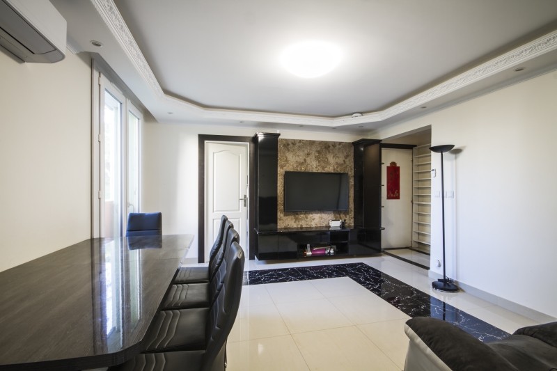 ACHETER APPARTEMENT EN REZ-DE-CHAUSSÉE AVEC UN BALCON DANS UNE RÉSIDENCE DES ANNÉES 60 AVEC CAVE ET PLACE DE PARKING PROCHE DE L’HÔPITAL SITUÉ À LA CIOTAT