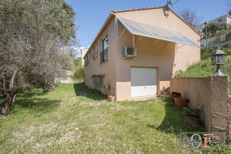 - VENTE VILLA DE TYPE 4 AVEC GRAND JARDIN DANS LE QUARTIER DE LA GARE A LA CIOTAT
