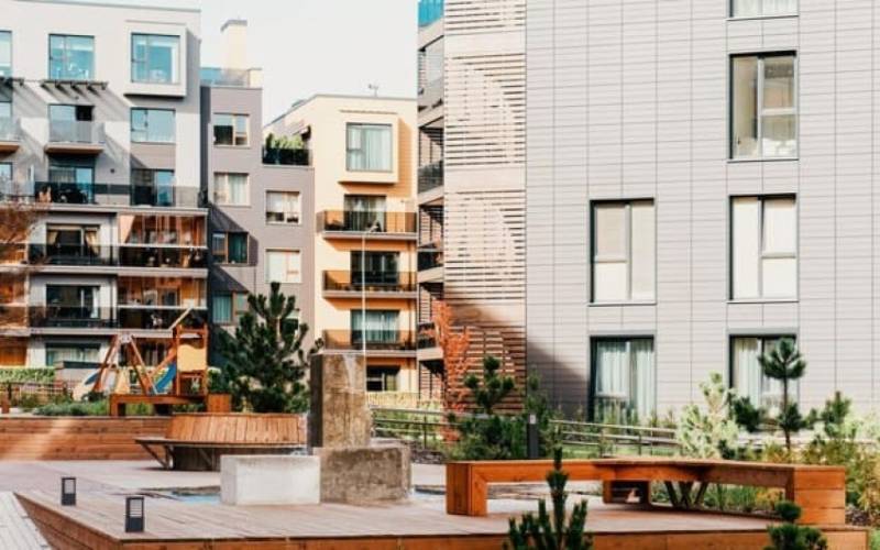 LES PRIX BAISSENT DE PLUS DE 10% ET DE MANIERES SIGNIFICATIVES DANS CERTAINES VILLES.