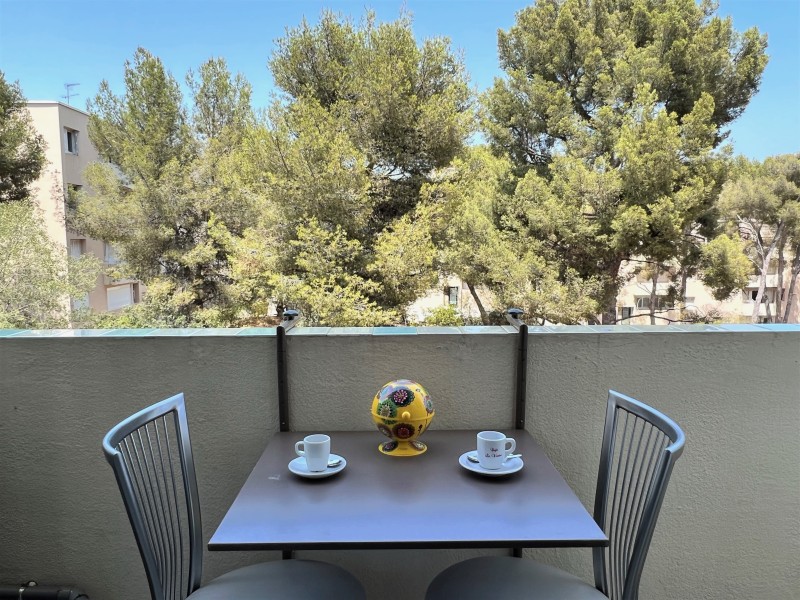 APPARTEMENT A LA VENTE DANS UNE RÉSIDENCE PROCHE DU CENTRE-VILLE ET L’HÔPITAL TYPE 3 AVEC BALCON À LA CIOTAT 