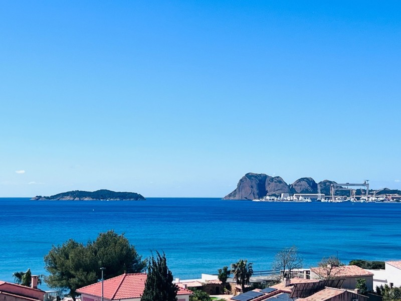 Estimer une villa de prestige aux prestations hauts de gamme avec un jardin arboré et paysager donnant sur une vue mer dans la baie de Saint-Cyr-sur-Mer