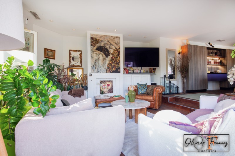 * VENTE VILLA AVEC PISCINE ET JARDIN PAYSAGER AU CŒUR DE LA CIOTAT