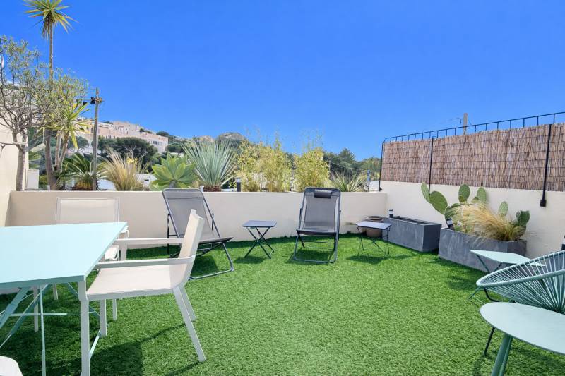 Appartement duplex à vendre à La Ciotat avec terrasse et vue collines