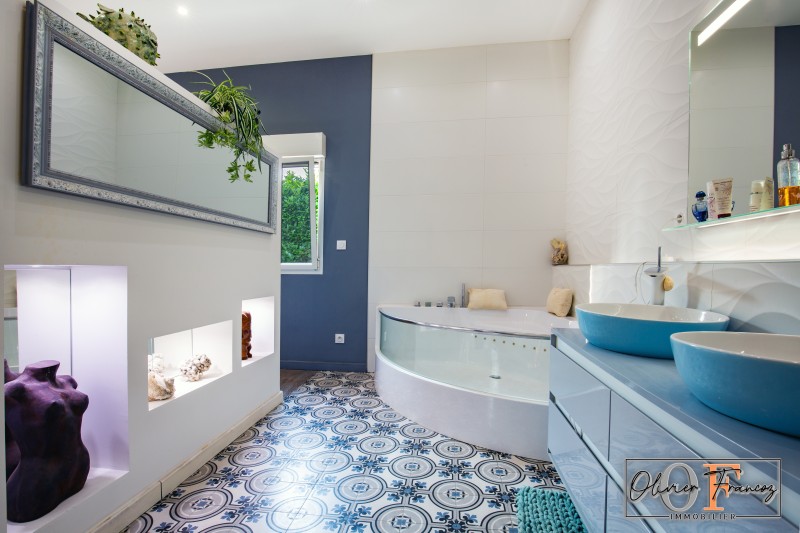* VENTE VILLA AVEC PISCINE ET JARDIN PAYSAGER AU CŒUR DE LA CIOTAT