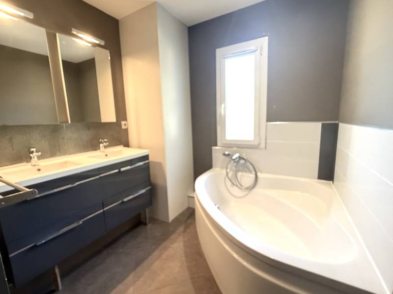 À vendre : villa composée de 2 appartements de type 4 – Jardin, stationnements, piscine