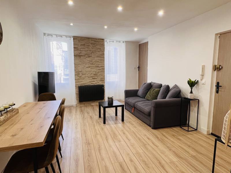 VENDU APPARTEMENT DE TYPE 2 RÉNOVÉ EN 1ER ÉTAGE D’UN IMMEUBLE DE CENTRE-VILLE PROCHE DU PORT DE LA CIOTAT