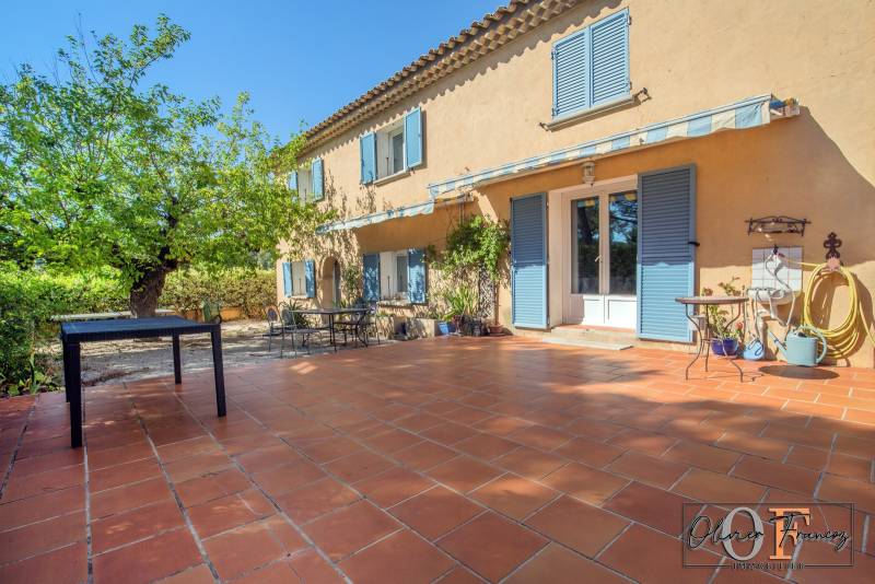 * VENDU EN EXCLUSIVITÉ EN 70 JOURS GRÂCE A UNE ESTIMATION PRECISE ET SERIEUSE : BÂTISSE DE STYLE PROVENCE DE 250 M² AVEC JARDIN ET PISCINE DANS LE QUARTIER DES SEVERIERS A LA CIOTAT
