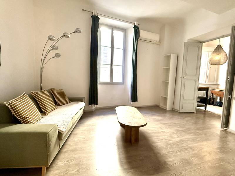 Appartement T2 de 43 m² rénové à vendre à Ceyreste, emplacement idéal près des commerces et parkings gratuits.