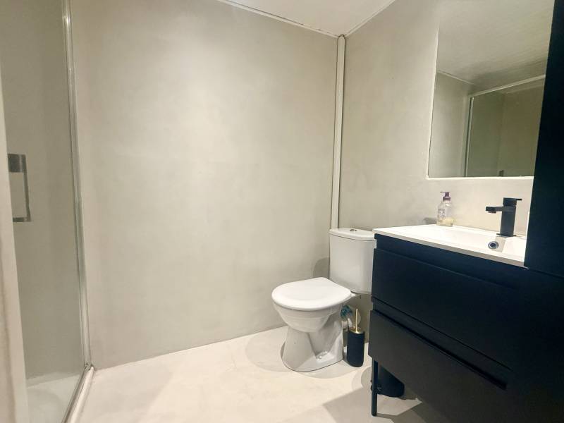 Investissement locatif : studio rénové avec mezzanine à La Ciotat