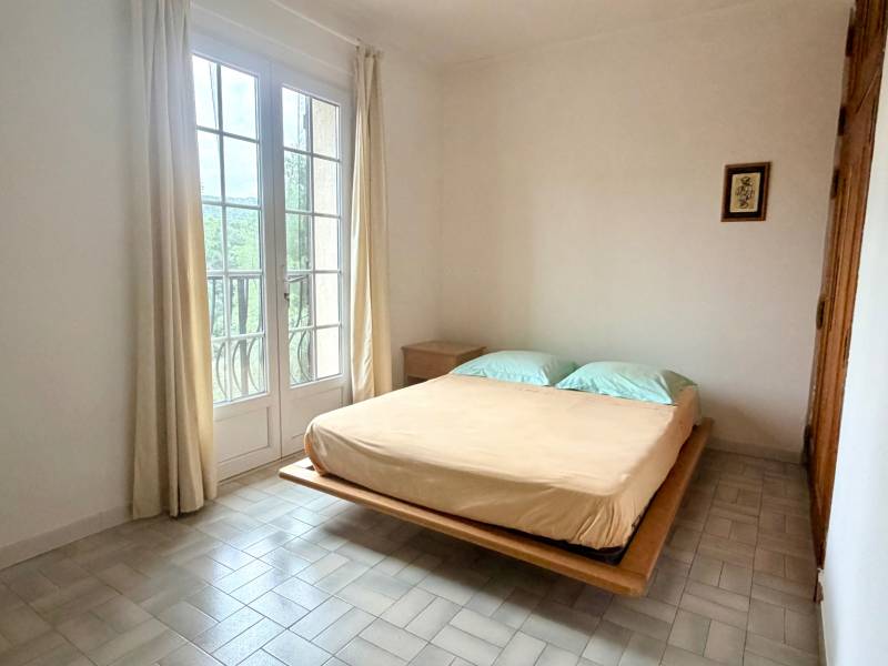 À LA CIOTAT – MAISON FAMILIALE TRADITIONNELLE AVEC STUDIO ET JARDIN