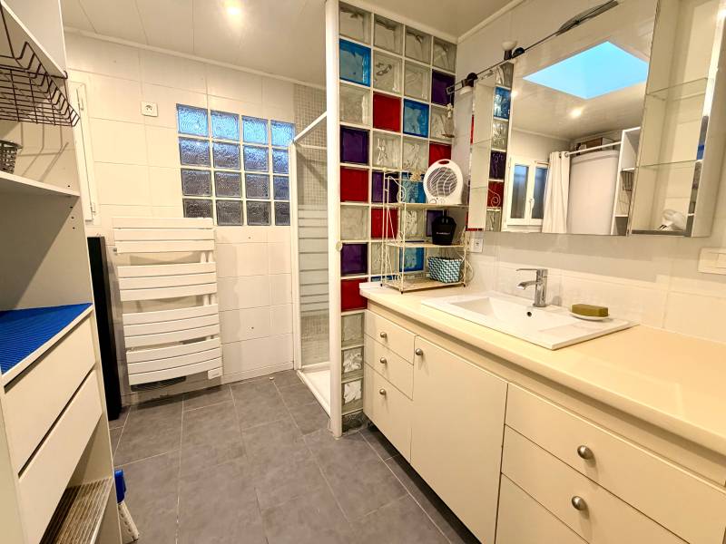 Maison de villégiature à vendre à La Ciotat avec terrasse 30 m², dépendance et parking
