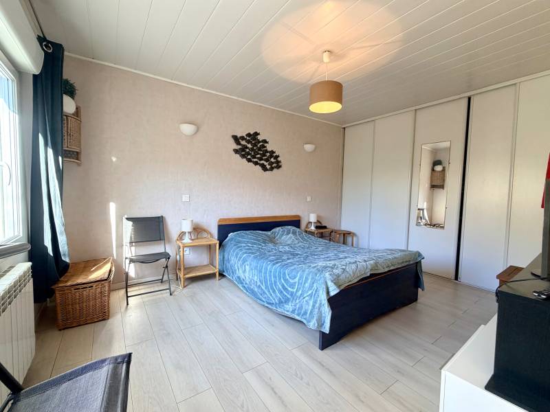 Opportunité à La Ciotat : maison de villégiature avec terrasse, dépendance et parking