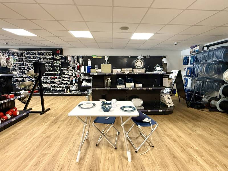 * VENTE COMMERCE - MAGASIN D'ACCASTILLAGE SUR LE PORT DE LA CIOTAT