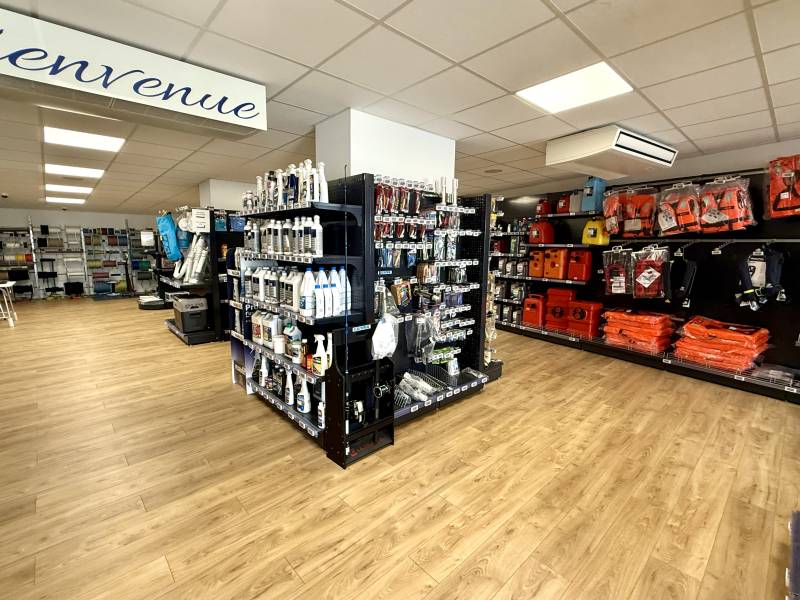 * VENTE COMMERCE - MAGASIN D'ACCASTILLAGE SUR LE PORT DE LA CIOTAT