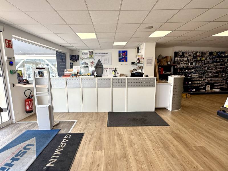 * VENTE COMMERCE - MAGASIN D'ACCASTILLAGE SUR LE PORT DE LA CIOTAT