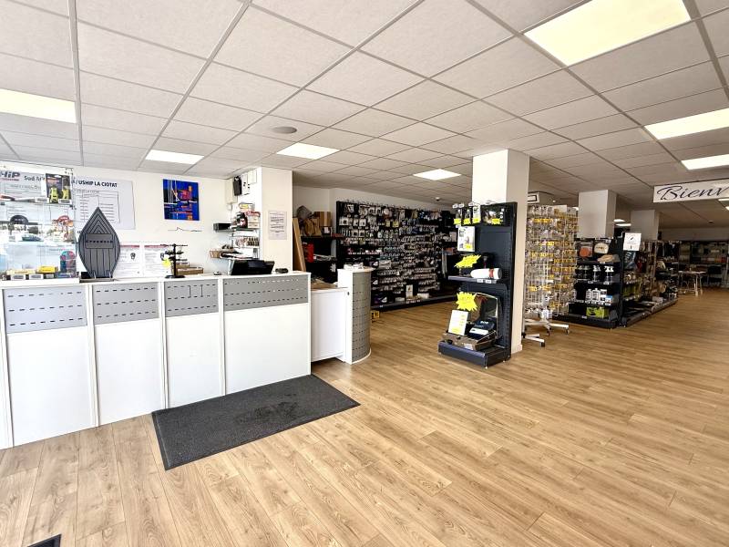 * VENTE COMMERCE - MAGASIN D'ACCASTILLAGE SUR LE PORT DE LA CIOTAT