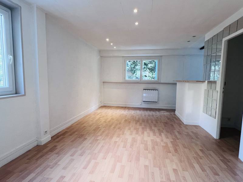 Profitez d'un appartement T2 de 42 m² en copropriété, proche de l'animation du centre de La Ciotat